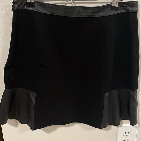 CLUB MONACO Black Lambs Leather Trim/Panel Mini Skirt, Size 4 - Picture 4 of 6